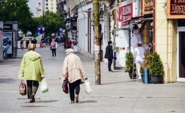 Varfëria mbërthen të moshuarit/ Gjysma e pensionistëve sot po marrin pagesa të pjesshme