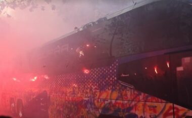 VIDEO / Çmenduri e tifozëve te Barcelonës, gjuajnë me gurë autobusin e skuadrës së tyre