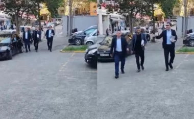 “O hajdut!”, Veliaj ‘përplaset’ jashtë SPAK-ut me qytetarët dhe përfaqësuesit e PD: Thuaja Fariut, me 100 mijë euro makinë