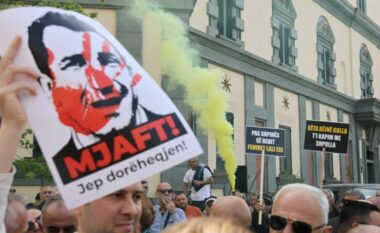 Protesta/ Opozita drejt bashkisë: Erion Veliaj jep dorëheqjen