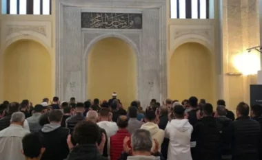 Hapet për herë të parë pas 102 vitesh xhamia në Selanik, besimtarët myslimanë falin namazin e Fitër Bajramit