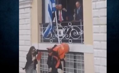 VIDEO/ Ndodh në Korfuz, ena prej balte hidhet nga bashkia mbi kokën e së resë