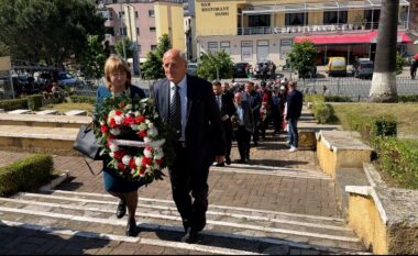 Përkujtohet Dita e Dëshmorve në Lezhë, homazhe dhe kurora me lule në varrezat e dëshmorëve të qytetit