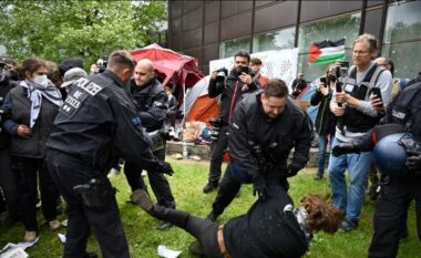 Policia gjermane i largon protestuesit propalestinezë nga Universiteti i Berlinit