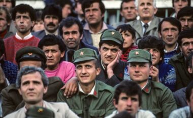 The Guardian: Futbolli në Shqipërinë staliniste! 90 minutat e vetme kur njerëzit mund të ishin vetvetja