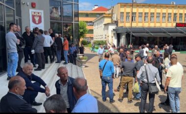 Mirditë/ Banorët e Kaçinarit në protestë: Rama dhe Balluku të anulojnë kontratën koncesionare për hidrocentralet! Lëmë jetën në mbrojtje të burimeve ujore!