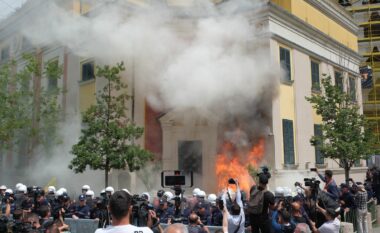 Protesta e opozitës/ Përshkallëzohen tensionet, hidhet molotov para Bashkisë së Tiranës