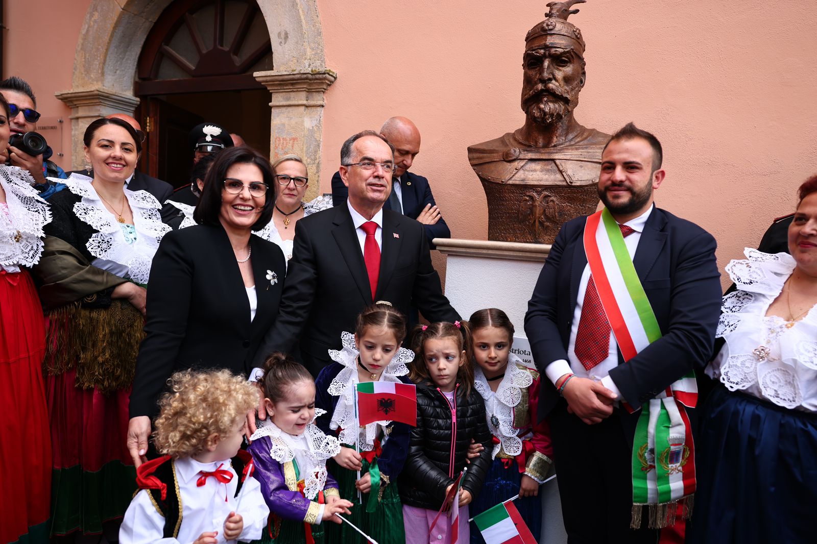 Tre buste te Skënderbeut i shtohen komunave arbëreshe, dy prej tyre dhuratë nga Presidenti Begaj