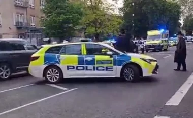 Qëllohet me armë një grua, policia “blindon” godinën në veri të Londrës