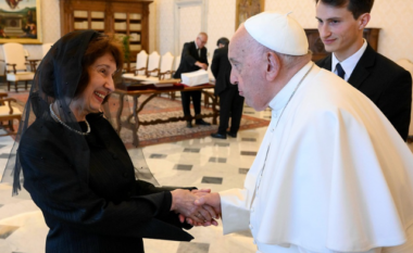 Presidentja maqedonase takohet me Papa Françeskun, paralajmëron bashkëpunim intensiv me Vatikanin