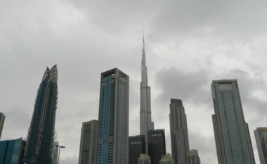Shirat e dendur dhe stuhitë goditën sërish Emiratet e Bashkuara Arabe, anulohen disa fluturime