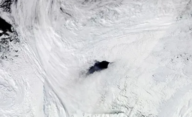 Vrima e akullit me madhësinë e Zvicrës në Antarktidë, shkenctarët zbulojnë shkakun