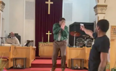 Sulmuesi tërheq këmbëzën gjatë shërbesës në SHBA, ‘Fryma e shenjtë’ shpëton pastorin