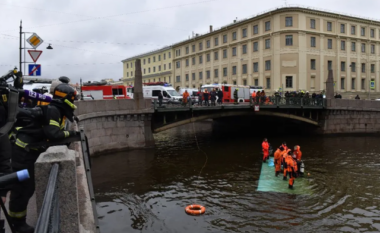 Shën Petersburg/ Autobusi me 20 pasagjerë bie në lumë, humbin jetën tre persona