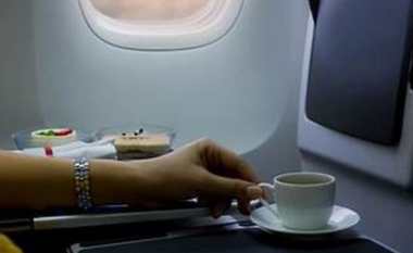 A e dini pse nuk duhet të porosisni kafe apo çaj në avion?