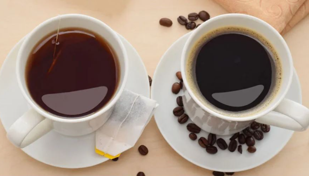 Pse në mëngjes është më mirë të konsumohet kafe se çaj