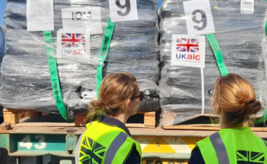 Britania nis ngarkesën me 100 ton ndihma për në Gaza