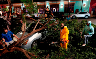 Stuhi e papritur me erëra të forta lë 5 të vrarë në Houston, mijëra banorë pa energji elektrike në juglindje të SHBA