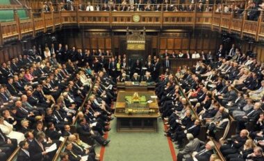 Britani / Japin dorëheqjen 80 deputetë konservatorë të parlamentit
