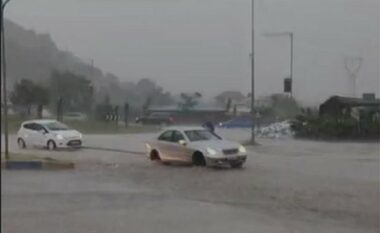 Furtuna e breshërit ‘zbardh’ qytetin e Elbasanit, dëmton edhe automjetet