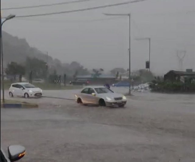 Furtuna e breshërit ‘zbardh’ qytetin e Elbasanit, dëmton edhe automjetet