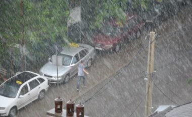 Shi i rrëmbyeshëm edhe në Tiranë, kryeqyteti përfshihet nga stuhia dhe vetëtima (VIDEO)