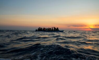 Mbytet një varkë me emigrantë, humbin jetën 26 persona