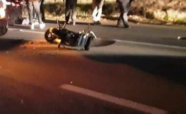 Aksident rrugor në Elbasan, motori përplas këmbësorin, përfundon në spital 62-vjeçari
