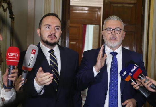 Salianji dhe Gogu debatojnë para gazetarëve! Deputeti i PS: E dinë shqiptarët se kush mashtron