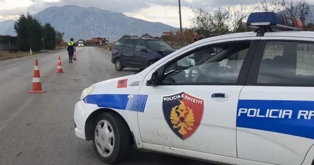 Durrës/ Automjeti humb kontrollin dhe del nga rruga, dy të lënduar