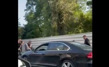Aksident në aksin rrugor Tiranë-Elbasan, dy makina përplasen me njëra-tjetrën