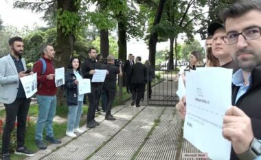 VOA: Gazetarët protestojnë para Kuvendit për sulmet ndaj tyre dhe për cënimin e lirisë së shprehjes