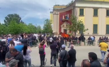 VOA: Protesta e gjashtë kundër Erion Veliajt, mjete shpërthyese drejt bashkisë së Tiranës