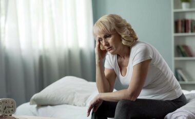 Menopauza dhe ndikimi në trupin e gruas, ja dy rreziqe serioze për shëndetin kur është e parakohshme