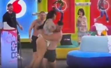 VIDEO/ Moment i sikletshëm për prezantuesen shqiptare, i dalin pjesët intime teksa e hedhin në pishinë
