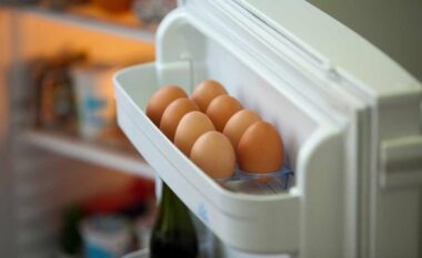 Nëse i mbani vezët te dera e frigoriferit, po bëni gabim! Eksperti tregon vendi e duhur për to