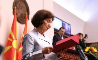 Presidentja e re e Maqedonisë së Veriut rindez “gjakrat” me Greqinë, reagon Ursula Von Der Leyen