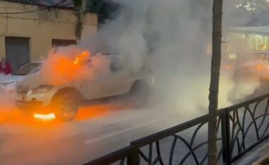 Merr flakë në ecje makina në Tiranë, kalimtarët ndihmojnë shoferin të fikë zjarrin