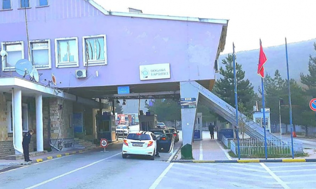 Sherr me thika mes dy shoferëve në doganën e Kapshticës, njëri përfundon në spital, tjetri në polici