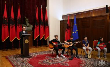 Begaj kremton Ditën e Evropës me nxënësit e shkollës “Emin Duraku”: Evropa ëndrra dhe frymëzimi për çdo shqiptar
