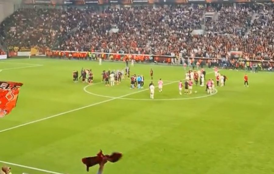 VIDEO / “Bella Ciao, Bella Ciao”, Leverkusen ‘largon’ lojtarët e Romës nga stadiumi në mënyrën e veçantë