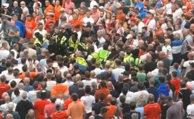 VIDEO / Sherr me punonjësit e sigurisë, tifozët e Luton ‘shfryjnë nervat’ e rënies nga Premier League