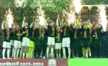 VIDEO / Rrogozhina në festë, shihni momentin kur Egnatia ngre lart trofeun e Kupës së Shqipërisë