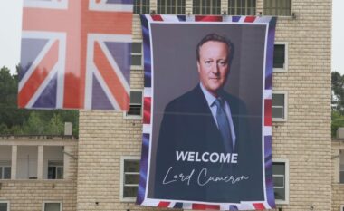 FOTO/ Vizita e Lord Cameron, Tirana shpalos posterin gjigand të sekretarit britanik