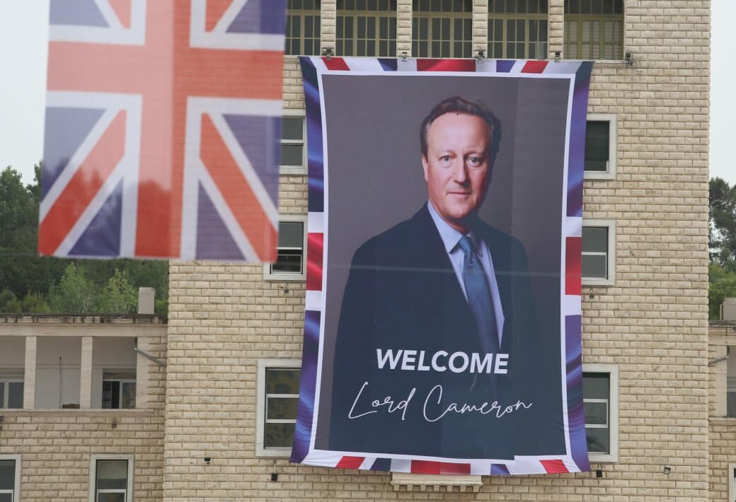 ‘Welcome Lord Cameron!’ Tirana bëhet gati të presë sekretarin e Jashtëm të Britanisë së Madhe (FOTO)