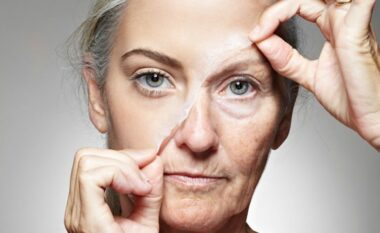 3 gjërat që po i bëni gabim që çojnë në plakjen e lëkurës