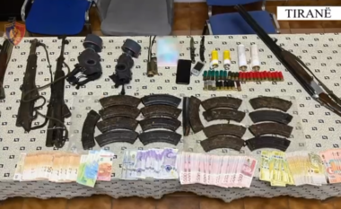 Zbulohet parcela me kanabis në Tiranë, policia i gjen 66-vjeçarit municion luftarak