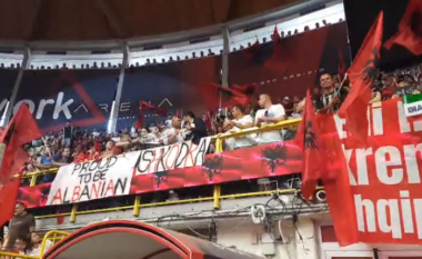 Incident në takimin e Ramës me shqiptarët e Italisë, Diaspora shpërndan fletushka: Dua të votoj! Nxirren me forcë nga salla (VIDEO)