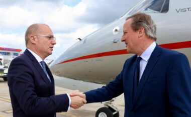 David Cameron mbërrin në Tiranë, ministri Hasani e pret në aeroport