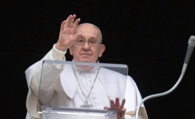 Papa kërkon falje, pasi u raportua se përdori term fyes homofobik